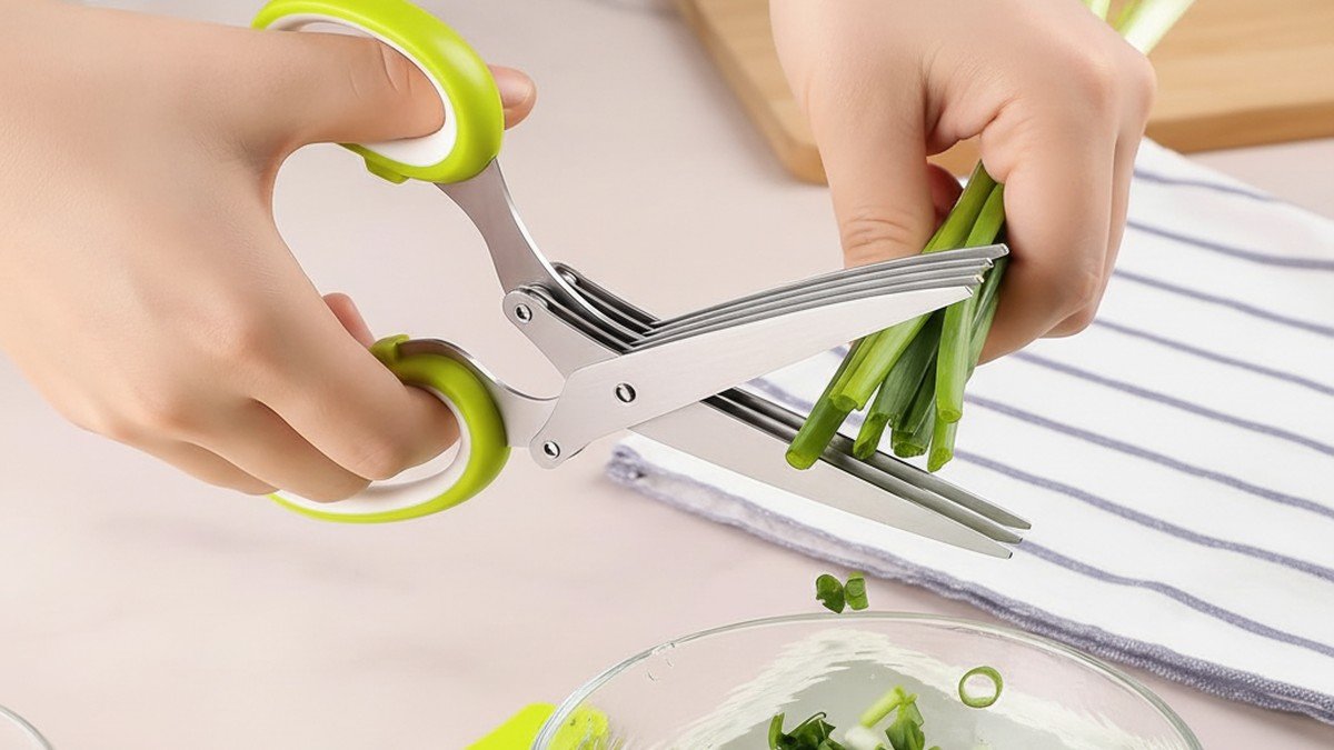 Efficient herb cutting - 5-Blade Herb Scissors with Cleaning Comb